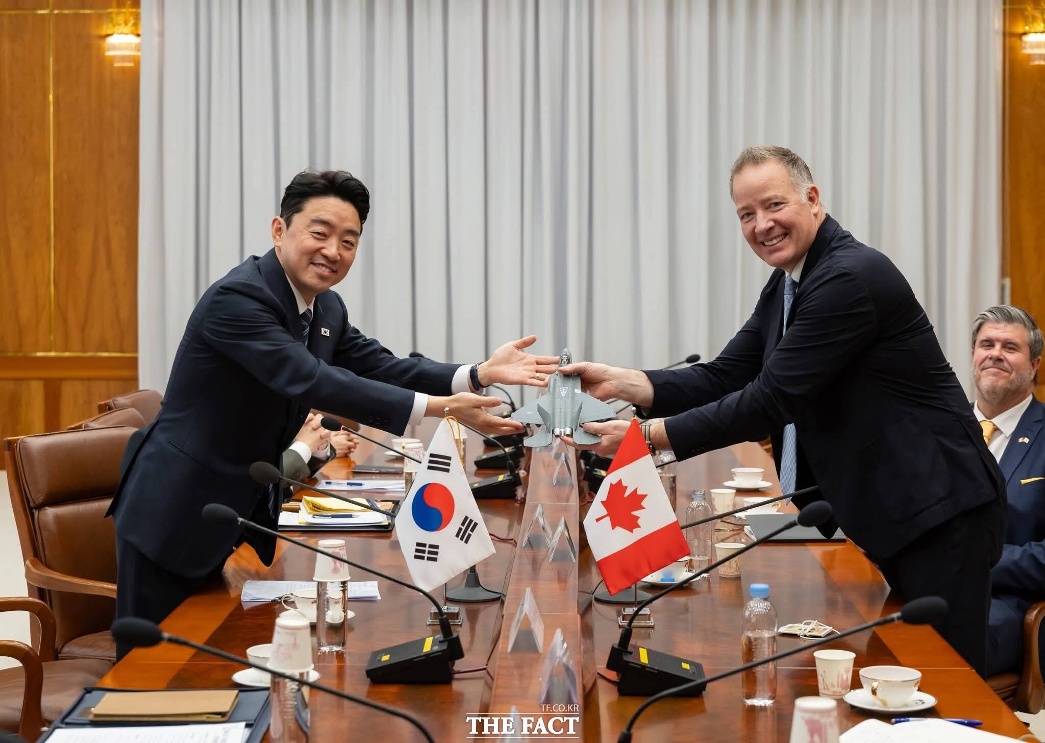 강훈식 대통령 비서실장이 6일 청와대에서 스티븐 퓨어 캐나다 국방조달 특임장관과 면담을 갖고 기념촬영을 하고 있다. /강 실장 페이스북.