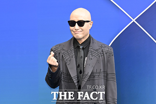 배우 홍석천이 6일 오후 서울 중구 동대문디자인플라자(DDP)에서 열린 2026 F/W 서울패션위크 라이 포토월에 참석해 포즈를 취하고 있다. /송호영 기자