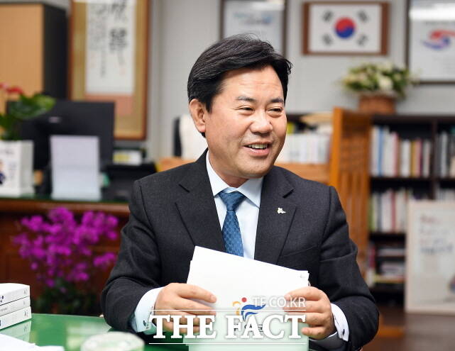 박정현 부여군수가 5일 집무실에서 <더팩트>와 대화를 나누고 있다. /부여군