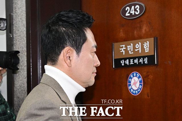 당내에서는 오는 6월 지방선거를 앞두고 커져만 가는 당내 갈등을 우려하는 목소리가 나온다. 사진은 장동혁 국민의힘 대표가 5일 오후 서울 여의도 국회에서 기자간담회를 열고 한동훈 전 대표 제명과 관련, 거취 표명에 관한 입장을 밝힌 뒤 이동하고 있는 모습. /남용희 기자