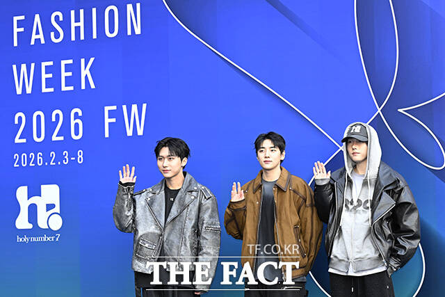 주원과 재찬, 세현(왼쪽부터)이 인사를 하고 있다.