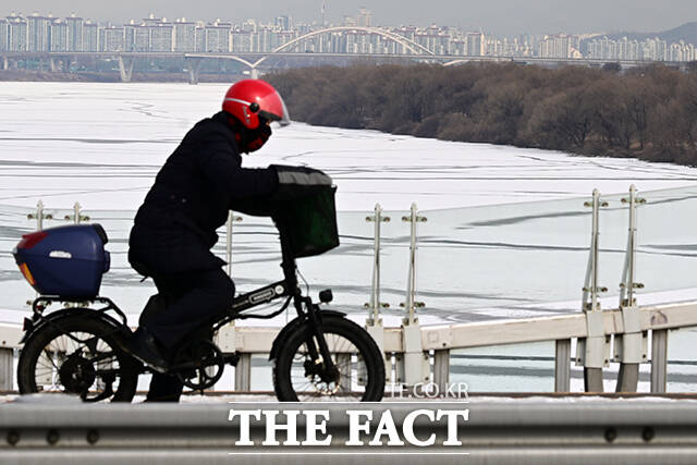 토요일인 7일 전국이 한낮에도 영하권 기온에 머물겠다. 아침 최저기온은 영하 17~영하 2도, 낮 기온 영하 5도~5도의 분포를 보이겠다. 사진은 강동구 광진교에서 바라본 한강이 얼어붙어 있는 모습. /남윤호 기자