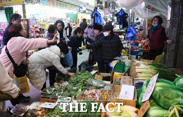 소상공인시장진흥공단은 설 차례상 비용을 조사한 결과 4인 기준 전통시장은 평균 32만4260원, 대형마트는 평균 41만5002원으로 집계됐다고 6일 밝혔다. /더팩트 DB