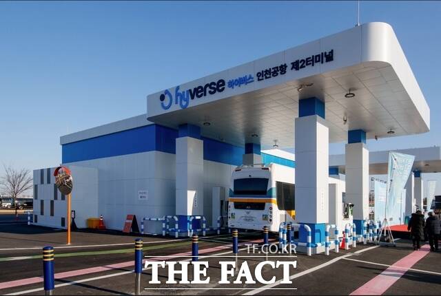 인천공항에 새롭게 문을 연 인천공항 수소교통 복합기지에서 인천공항 셔틀버스가 충전하고 있는 모습. /인천공항공사