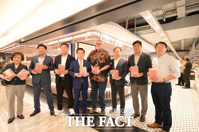 백성현 논산시장(왼쪽서 4번째)과 로알드 수왓트 더푸드홀 CEO와 논산시의회 의원들이 기념사진을 찍고 있다. /논산시공동취재단