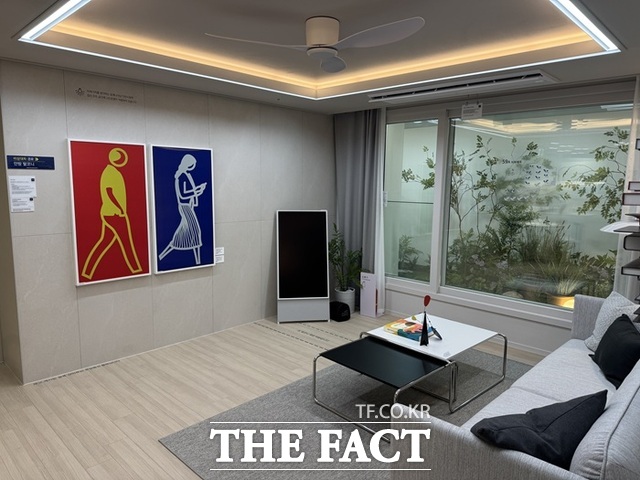 견본주택에는 59㎡A와 59㎡B 유니트가 마련돼 있었다. 거실은 우물천장 설계(천정고 최고 2.4m)를 통해 개방감을 극대화했다. /황준익 기자