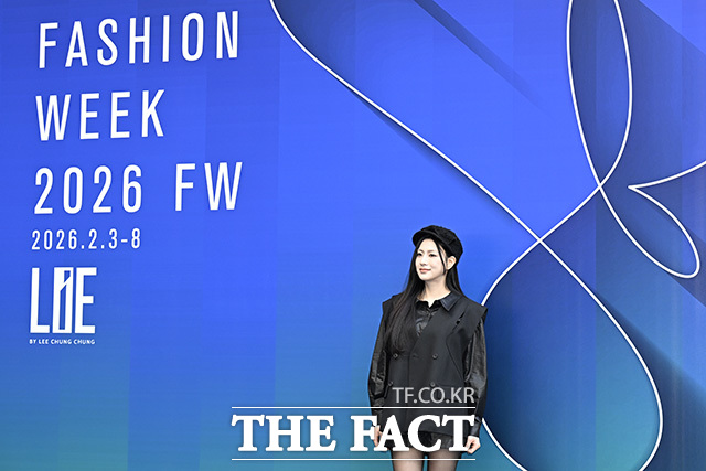 오하영이 포토월에서 미소를 짓고 있다.