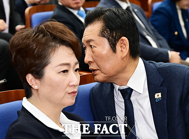 이언주 수석최고위원은 6일 국회에서 열린 당 최고위원회의에서 대다수의 국민들이 (혁신당과의 합당을) 안 좋게 생각하는데 왜 이것을 억지로 강행하느냐고 비판했다. 사진은 5일 오후 서울 여의도 국회에서 열린 정책의원총회에 참석한 정청래 대표(오른쪽)와 이언주 수석최고위원. /배정한 기자