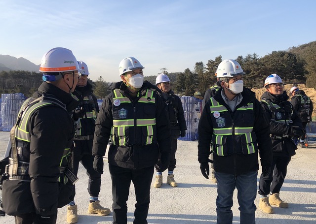 동부건설은 설 연휴를 앞두고 전국 모든 현장을 대상으로 안전점검의 날 행사를 진행했다고 6일 밝혔다. 윤진오 동부건설 대표이사(좌측 세번째). /동부건설