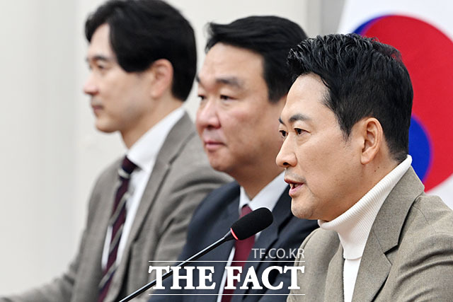 장동혁 국민의힘 대표가 6일 비판할 게 아니라 직을 걸면 된다고 재차 강조했다. 사진은 장 대표가 전날 오후 서울 여의도 국회에서 기자간담회를 열고 한동훈 전 대표 제명과 관련, 거취 표명에 관한 입장을 밝히고 있는 모습. /남용희 기자