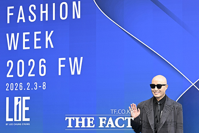 홍석천이 인사를 하고 있다.