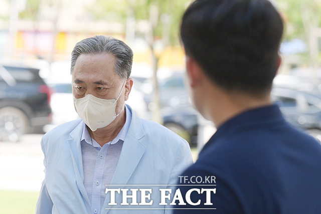 펀드 출자 과정에서 금품을 수수한 의혹을 받는 박차훈 새마을금고중앙회장이 8일 오후 서울 송파구 서울동부지방법원에서 열린 구속 전 피의자 심문(영장실질심사)을 받기 위해 출석하고 있다. /더팩트DB