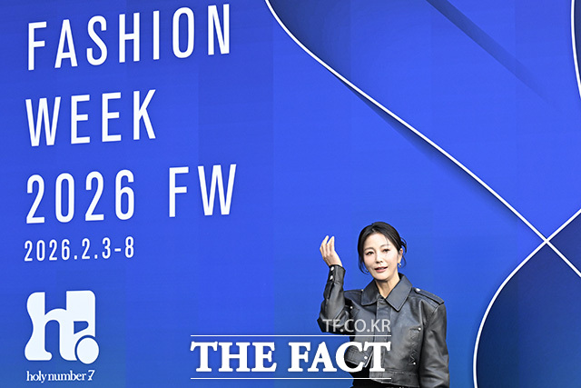 안혜경이 포즈를 취하고 있다.