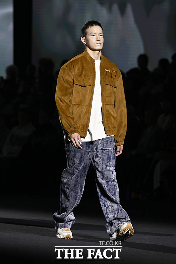 그룹 비투비의 프니엘이 런웨이를 걷고 있다.