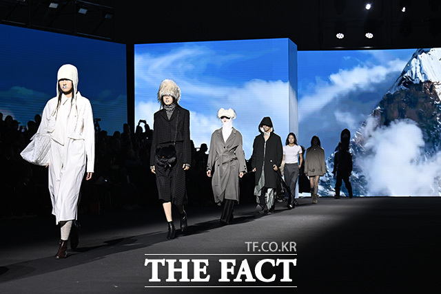 2026 F/W 서울패션위크 라이 쇼가 6일 오후 서울 중구 동대문디자인플라자(DDP)에서 열린 가운데 모델들이 런웨이를 걷고 있다. /송호영 기자