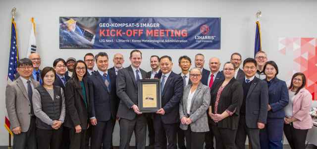 LIG넥스원이 4일(현지시간) L3해리스와 미국 포트웨인 현지에서 기상탑재체 개발 착수회의를 했다. LIG넥스원 최종진 부사장(가운데 오른쪽), L3해리스 폴 월로셱 부사장(가운데 왼쪽) 등 착수회의에 참석한 주요 인사들이 기념사진 촬영을 하고 있다. /LIG넥스원