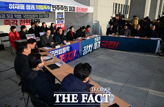 국민의힘이 투쟁의 일환인 농성을 제대로 활용하지 못 하고 있다는 지적이 나온다. 사진은 장동혁 국민의힘 대표가 지난해 12월15일 오전 서울 여의도 국회 앞 천막 농성장에서 열린 최고위원회의에서 모두발언을 하고 있는 모습. /남윤호 기자