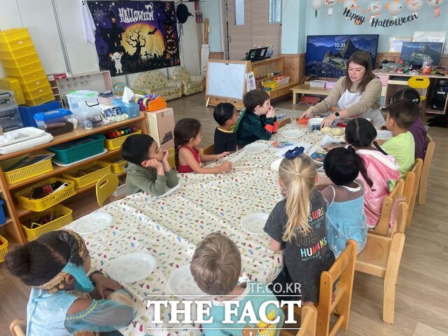 충남도내 한 유치원에서 외국 국적 유아들을 대상으로 수업을 진행하고 있다. /충남도교육청