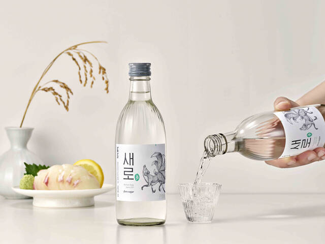 소비 트렌드가 변화하면서 소주=초록병, 맥주=갈색병 공식도 달라지고 있다. 주류는 저도주와 제로슈거, 저칼로리 등을 넘어 디자인까지 변화를 시도하는 등 소비 트렌드가 빠르게 반영되고 있다. /롯데칠성음료