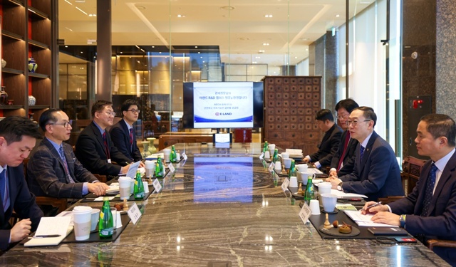 이명구 관세청장(오른쪽 두 번째)과 최종양 이랜드그룹 부회장(왼쪽 두 번째)이 공급망 위험관리 체계와 위기 대응 사례를 공유했다. /이랜드월드