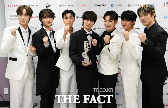 그룹 에이티즈 멤버 윤호 성화 산 여상 홍중 우영 종호 민기(왼쪽부터)가 6일 컴백한다. 사진은 2023년 인천남동체육관에서 열린 2023 더팩트 뮤직 어워즈(TMA)의 인터뷰에 앞서 포즈를 취하고 있는 모습. /더팩트 DB