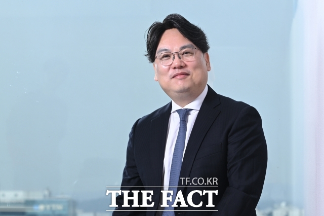 김도승 개인정보보호법학회 회장이 6일 오전 서울 마포구 상암동 <더팩트> 사옥에서 인터뷰에 앞서 포즈를 취하고 있다. /서예원 기자