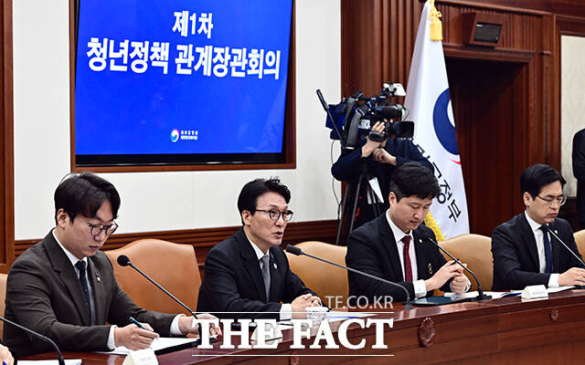 김민석 국무총리(왼쪽 두 번째)가 6일 오전 서울 종로구 정부서울청사에서 열린 청년정책 관계장관회의에 참석해 모두발언을 하고 있다. /임영무 기자