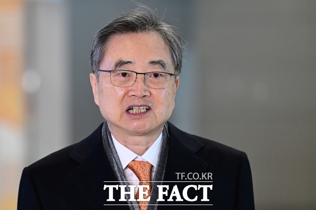 미국을 방문 중인 조현 외교부 장관은 5일(현지시간) 한미 통상 합의 이행 관련해 트럼프 행정부 측 분위기가 좋지 않다는 상황을 공유했다고 밝혔다. 사진은 조 장관이 지난 3일 인천국제공항에서 미국 워싱턴DC로 출국할 때 모습. /남윤호 기자