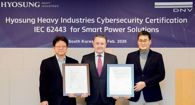 한영성 효성중공업 연구소장(왼쪽부터), 클라스 마르티노스 벤드릭 DNV 디지털개발 최고책임자, 연규찬 효성중공업 그리드솔루션사업담당 전무가 지난 5일 산업 보안 국제표준 IEC 62443-4-1 인증 획득을 기념하며 사진 촬영을 하고 있다. /효성