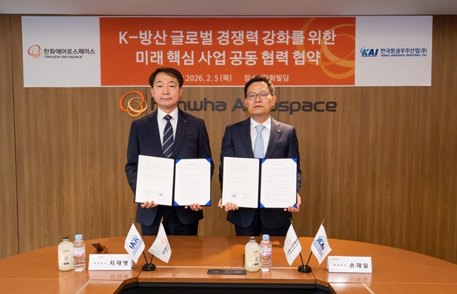 손재일 한화에어로스페이스 대표이사와 차재병 KAI 대표이사가 5일 서울 중구 한화빌딩에서 K-방산 글로벌경쟁력 강화를 위한 미래 핵심 사업 공동 협력 협약(MOU)을 체결식 이후 기념촬영하고 있다. /한화에어로스페이스