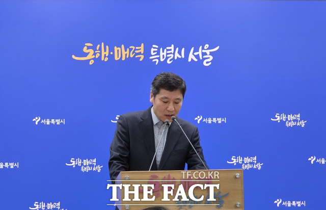 한정훈 서울시 교통운영관이 6일 오전 서울시청 브리핑룸에서 따릉이 개인정보 유출 관련 브리핑을 진행 중이다. /정소양 기자