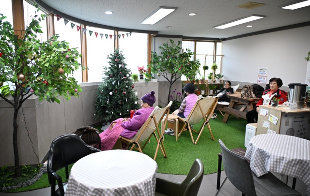 서울시는 올해 외·없·서 시즌2를 내놓고 △외로움 치유와 관계 회복 거점 ‘서울잇다플레이스’ 개소 △서울마음편의점 25개 자치구 확대 △19일(식구일) ‘외로움 없는 날’ 캠페인 등 외로운 사람들의 관계망 형성을 돕고 외로움에 대한 대대적인 인식 개선에 나선다고 밝혔다. /서울시