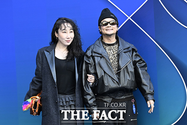 배우 김국희(왼쪽)와 류경환 부부가 6일 오전 서울 중구 동대문디자인플라자(DDP)에서 열린 2026 F/W 서울패션위크 홀리넘버세븐 포토월에 참석해 포즈를 취하고 있다. /송호영 기자