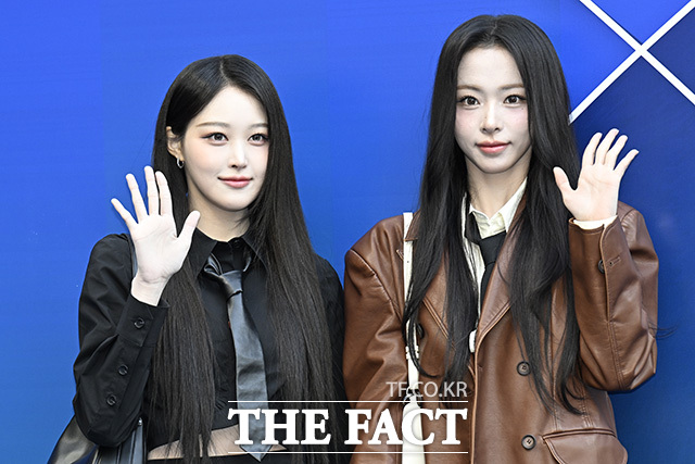 그룹 세이마이네임의 소하(왼쪽)와 슈이가 6일 오후 서울 중구 동대문디자인플라자(DDP)에서 열린 2026 F/W 서울패션위크 라이 포토월에 참석해 포즈를 취하고 있다. /송호영 기자