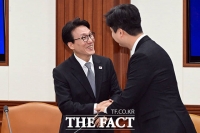  우재준 국민의힘 중앙청년위원장과 인사 나누는 김민석 총리 [포토]