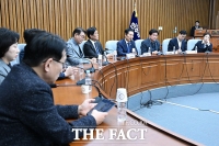  '불거지는 합당 논란' 더민초에 이어 3선 의원 만난 정청래 대표 [TF사진관]