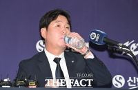  목 축이는 류지현 WBC 대표팀 감독 [포토]