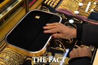  '살까? 팔까?'...출렁이는 금·은값 [TF사진관]