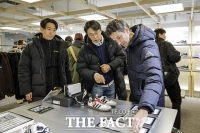  '아디다스 퍼포먼스 서촌' 팝업스토어 둘러보는 마커스 모렌트 아디다스코리아 대표 [포토]