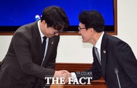  모경종 민주당 청년위원장과 인사 나누는 김민석 국무총리 [포토]