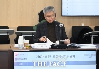  회의자료 살펴보는 김택우 의협회장 [포토]