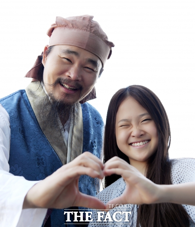 이번 김다현 사태는 단순한 분쟁으로 끝나서는 안된다는 목소리가 커지고 있다. 사진은 5년전 아버지 김봉곤 청학동 훈장과 함께 인터뷰차 서울 마포구 상암동 <더팩트> 사옥 방문 당시. /이새롬 기자