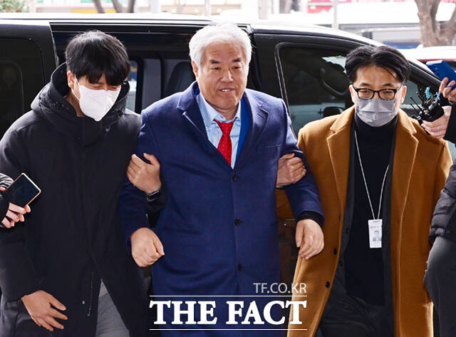 서부지법 폭동 사태 배후로 지목돼 구속된 전광훈 사랑제일교회 목사가 15일 서울 마포구 서울서부지방법원에서 열린 구속적부심사에 출석하고 있다./이새롬 기자