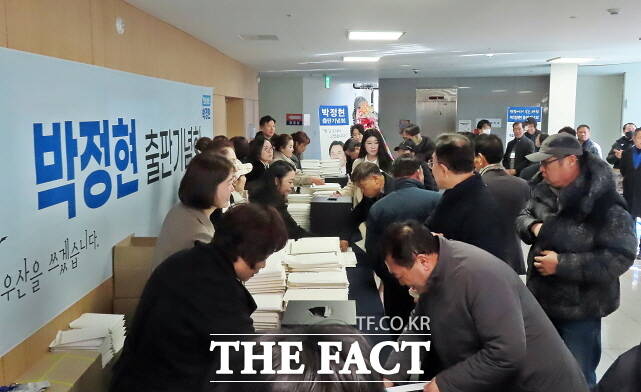 박정현 부여군수가 7일 부여국민체육센터에서 자신의 저서 변방에서 부는 바람 출판기념식을 연 가운데 시민들이 책을 구매하고 있다. /김형중 기자