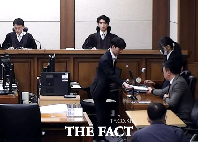 도이치모터스 주가조작 및 통일교 금품수수 등의 혐의로 재판에 넘겨진 김건희 씨에 대한 사법부의 첫 법적 판단이 나온 지난달 28일 서울 서초구 서울중앙지방법원에서 1심 선고공판이 진행되고 있다. /서울중앙지법