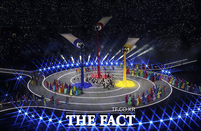 2026 밀라노·코르티나 담페초 동계올림픽 개막식이 열린 6일(현지시간) 이탈리아 밀라노 산 시로 스타디움에서 개회식 공연이 펼쳐지고 있다. /밀라노=뉴시스