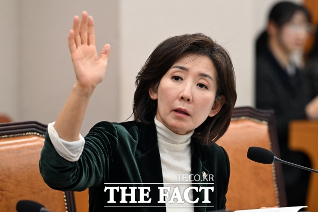 나경원 국민의힘 의원은 7일 빗썸의 비트코인 오입금 사건에 ‘38조원 유령 코인’ 사태는 단순 전산 오류가 아닌 ‘무차입 공매도’와 다를 바 없는 시장 교란 행위라며 금융당국의 철저한 조사와 제도 개선을 촉구했다. 사진은 지난달 7일 나 의원이 서울 여의도 국회에서 열린 법제사법위원회 전체회의에 참석했던 모습. /남용희 기자