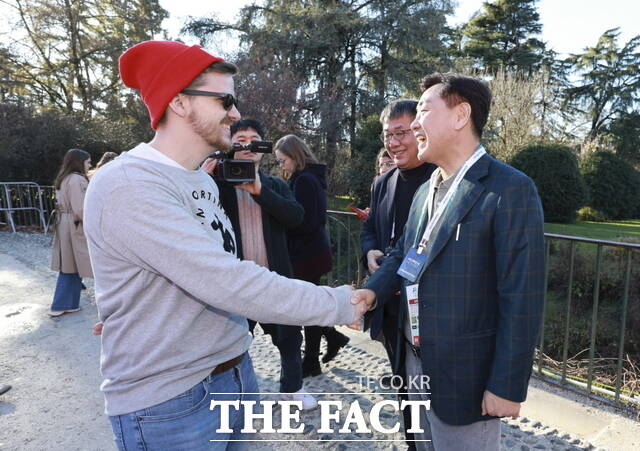 6일(현지시각) 2026 밀라노-코르티나 동계올림픽 현장을 방문한 김관영 전북도지사가 경기장 및 교통 인프라 등을 살피고 있다. /전북도