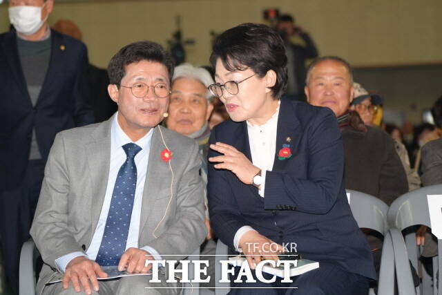 정인화 광양시장이 북콘서트 현장에서 권향엽 의원과 이야기를 나누고 있다. /김은광 기자