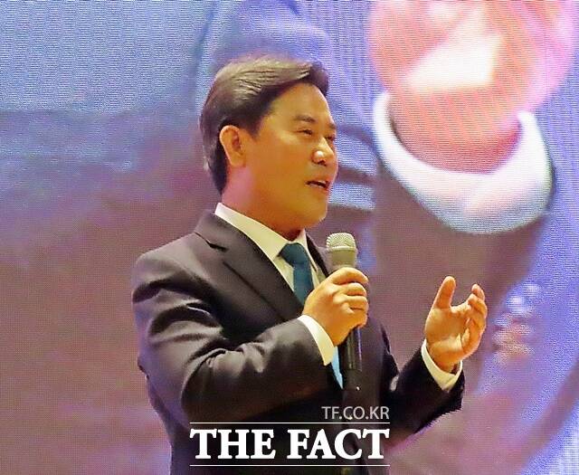 박정현 부여군수가 7일 부여국민체육센터에서 저서 변방에서 부는 바람 출판기념식을 열고 인사말을 하고 있다. /김형중 기자